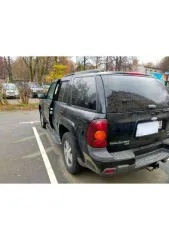 Шевроле Трейлблейзер 2005 года, черный. VIN: X4XDT13S050000611. Госномер: С107НУ750. Двигатель бензиновый, модель LL8, объем 4.2 л (4157 куб. см), мощность 273 л.с. Пробег 300000 км. Коробка передач — автоматическая (АКПП), привод полный. ПТС 77 НС 179007. Максимальная масса 2608 кг, снаряженная…