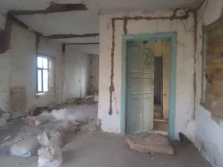 жилое ветхое  здание площадью 27,5 кв.м. земельный участок 1724 кв. м расположенные по адресу Краснодарский край Абинский район Ст. Мингрельская ул Линейная 63