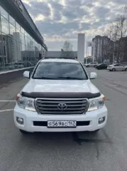 Легковой автомобиль Toyota Land Cruiser 200, VIN JTMCV05J104125596, 2013 г. в., цвет белый. Ознакомиться можно в дни приема заявок с 11:00 до 16:00, предварительно записавшись по тел. 89062274666 или email: bankrotim@yandex.ru