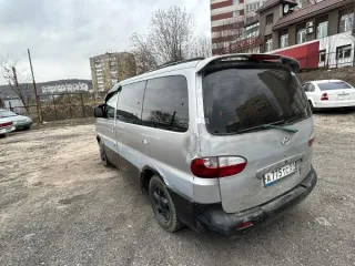 Hyundai Starex, 2002. Автомобиль марки «Hyundai Starex» (Хьюндай Старекс), темно-серого цвета, государственный регистрационный знак А775ТС51, 2002 года выпуска. VIN: KMHWP81HP2U462398. Многочисленные трещины на заднем бампере. Глубокая коррозия металла, в том числе и сквозная, в области колесных…
