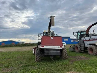 Кормоуборочный комбайн Дон 680М 2019 года, модель РСМ-100. Заводской номер R0DON680009046. Цвет красный и белый. Номер двигателя К0653060. Комплектация: жатка для уборки трав МСМ-100.70 2018 года, роторная жатка Maize Header 2019 года, платформа-подборщик For Up 300D 2018 года.