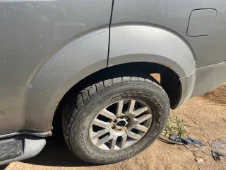 Автомобиль легковой Nissan Pathfinder, 2011 год, VIN VSKJVWR51U0419505. Пробег более 521 тыс. км, цвет серый. Россия, Волгоградская область, Котельниковский район, х. Захаров. Имеются повреждения кузова в виде сколов, задир, вмятин по периметру кабины. Физический износ 40-60%.