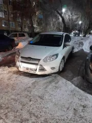 Ford Focus 2014 года выпуска, белого цвета. VIN: X9FKXXEEBKEM75135. ПТС 74 УК 824206, госномер О176ЕХ774. Тип двигателя: бензиновый, объем 1596 куб. см, мощность 104,72 л.с. (77 кВт). Экологический класс 5. Максимальная масса 1825 кг, масса без нагрузки 1316 кг. Произведен ЗАО "Форд Мотор Компани".