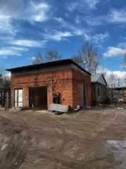 Навес на пандусе из металлоконструкций, сборно-разборный, литера Г1, площадь 196,5 кв.м.; 
Трансформаторная подстанция кирпичная капитальная и распределительный узел 0,4 кВ, №3017 ТР-Р РУ-04KV, литера Д, площадь 23,3 кв.м.; 
Гараж кирпичный капитальный, литера Е, площадь 61,5 кв.м…
