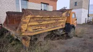 Автосамосвал Камаз 55111, г.в. 2001, грн Е492ВУ 75RUS. Состояние крайнее "условно пригодное", близкое к "удовлетворительному". Требует проведения обслуживания и ремонта отдельных систем и агрегатов. Внешний вид удовлетворительный. Грузовой самосвал (разукомплектован - рама, металлолом) Камаз 5511…