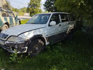 Ssang Yong Musso, 2000 г.в., VIN: KPDHADBC1YP189854, категория В, модель двигателя 661 92010018586, кузов: KPDHADBC1YP189854, цвет бело-серый, мощность 103.06 л.с. (75.75 кВт), объем двигателя 2299 см³, максимальная масса 2470 кг, масса без нагрузки 1990 кг