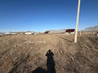 Земельный участок 1010 кв.м и дом 74,46 кв.м, Барнаул, Алтайский край. Земельный участок, расположенный по адресу: Российская Федерация, Алтайский край, г. Барнаул, п. Центральный, ул. Ярославская, дом 12, площадь 1010, уточненная площадь, погрешность 22.0 кв.м, категория: земли населенных пунктов…