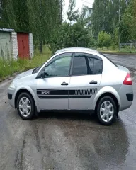 Renault Megan, 2005 - автотранспортное средство Рено Меган, 2005 г.в., VIN VF1LM1B0H33612300, номер кузова VF1LM1B0H33612300. Требуется замена тормозных дисков и колодок по кругу, имеется трещина на лобовом стекле, ремонт или замена капота, имеются сколы и царапины по всему кузову, пороги под…