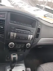 Mitsubishi Pajero 2012 года, дизельный двигатель 3.2 л (200 л.с.), АКПП, полный привод, левый руль, цвет серебристый, пробег 191868 км, VIN JMBLYV98WCJ002967.