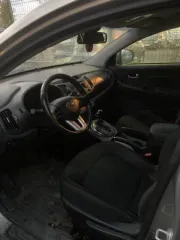 Kia Sportage 2013 года, 150 л.с., 160031 км, АКПП, проблемы с проводкой системы зажигания, многочисленные сколы и замятины капота, неравномерный окрас кузова, повреждение переднего бампера, сколы и царапины кузова, отслоение краски, неисправный аккумулятор.