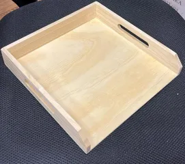 Посуда полимерная и деревянные разносы: тарелки из полимерных материалов (40 шт.), разносы деревянные (20 шт.).