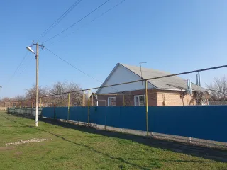 Земельный участок 3577 кв.м и дом 62.6 кв.м, Ростовская область, Целинский район, с. Ольшанка, ул. Октябрьская, д. 106. Кадастровый номер участка: 61:40:0060101:372, дома: 61:40:0060101:870. Объекты находятся в залоге у АО «Россельхозбанк». Жилой дом имеет обременение в виде зарегистрированных в…