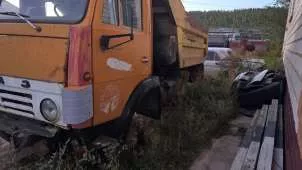 Автосамосвал Камаз 55111, г.в. 2001, грн Е492ВУ 75RUS. Состояние крайнее "условно пригодное", близкое к "удовлетворительному". Требует проведения обслуживания и ремонта отдельных систем и агрегатов. Внешний вид удовлетворительный. Грузовой самосвал (разукомплектован - рама, металлолом) Камаз 5511…