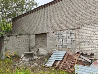 Склад 97,2 кв.м и земельный участок 191 кв.м, Каменск-Уральский, Свердловская область Склад заполнителей ЦБЗ, назначение: цех по производству строительных материалов - склад заполнителей ЦБЗ, назначение: цех по производству строительных материалов, общей площадью 97,2 кв.м. (согласно свидетельства…