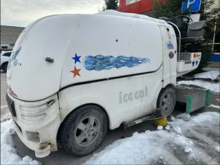 Ice Cat Pro220 2008 Машина для заливки и уборки льда, модель: Ice Cat Pro220, заводской номер ND 0069, дата ввода в эксплуатацию 07.12.2009 г., г/в: 2008, г/н отсутствует. Оснащен 4х-цилиндровым газовым двигателем «Ford», объем – 2,5 л и мощностью 87 л.с. Гидравлический агрегат (Hydac / Rexroth)…