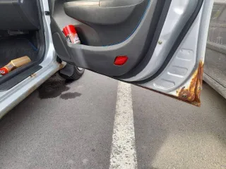 Geely GC6, 2014 года, 94 лс, 397464 км, легковой автомобиль, VIN X9W8624SGED000795, марка: Geely GC6, год изготовления: 2014, мощность двигателя, л. с. (кВт): 94, цвет: серебристый, вид собственности: индивидуальная, пробег 397464. На кузове невооруженным глазом видны следы коррозии.