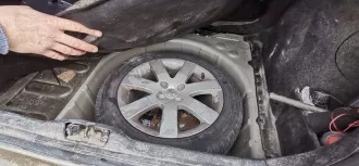 Peugeot 307, 2007 г.в., VIN: VF33CNFUL84954453, серый кузов, объем 1587 см³, мощность 109 л.с., экологический класс 4, тип: хэтчбек. В залоге у ООО МКК «КарМани». Состояние: битое в левую переднюю и заднюю части, после ДТП отремонтировано (видно по цвету краски), обшивка потолка демонтирована…