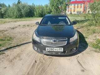 Chevrolet Cruze 2010 года, 141 лс, АКПП. Автомобиль марки ШЕВРОЛЕ КРУЗ, 2010 г.в., ГРЗ – В280УО89, VIN – XUFJA695JA3017360, цвет: черный. Учтено техническое состояние: автомобиль на ходу, требуется химчистка салона.