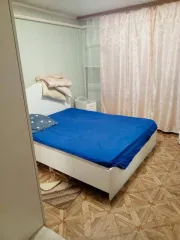 Продается 1/4 доля квартиры площадью 64,80 кв.м. по адресу: Россия, Владимирская область, Селивановский район, деревня Новлянка, улица Трудовая, дом 4, квартира 2. Кадастровый номер: 33:10:000802:949. Также продается 1/4 доля в праве аренды земельного участка площадью 2220 кв.м. (погрешность 17.0)…