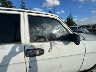 ГАЗ 24, 1986 г.в. Цвет кузова: белый, тип: легковой седан. Идентификационный номер (VIN) отсутствует, номер двигателя 092504, регистрационный знак В261ЕН61, номер кузова 1078412, рабочий объем 2400 см³, мощность двигателя 85 кВт (63 л.с.). Ключи и документы отсутствуют. Имеются вмятины, царапины…