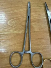 Лапароскопические зажимы, ножницы, держатель иглы, диссектор, скальпель, шовный материал, пинцет. Лапароскопический зажим 2 шт. Лапароскопические ножницы 1 шт. Лапароскопический держатель 1 шт. Иглы пункционные: 4 шт. с розовым наконечником и 3 шт. с черным наконечником; 7 шт. Микрохирургические…