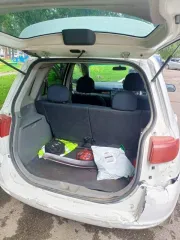 Mazda Demio 2003 года, 91 лс. Цвет белый. Госномер Р144АК142. Кузов DY3W-231087, имеются вмятины и коррозийные повреждения на багажнике.