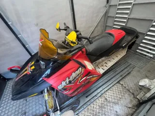 Снегоход Ski-Doo MX-Z REN X 800 2004 года. VIN: 2BPSBS5N85V000142. Номер двигателя: М6068916. Государственный номер: 77АО8090.