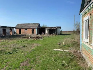   Жилой дом, площадь 30,7 кв.м., адрес  местонахождение : Россия, кадастровый  условный  номер: 61:10:0050201:82, адрес  местонахождение : Россия, Ростовская обл., р н Егорлыкский, х. Гирин, ул. Медовая, 1., кадастровый  условный  номер: 61:10:0050201:5   Земельный участок, площадь 5500 +/  51…