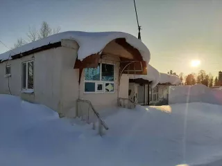 База ГСМ, кадастровый номер: 86:07:0000000:889, площадь застройки 822 кв.м., адрес: ХМАО-Югра, Октябрьский р-н, пгт Андра, мкр-н Спортивный, строен.9а. Сооружение состоит из территории хранения нефтепродуктов, включающей емкости 2000л (2шт.), 400л (1шт.), 200л (1шт.), сторожку (1шт.), а также АЗС…