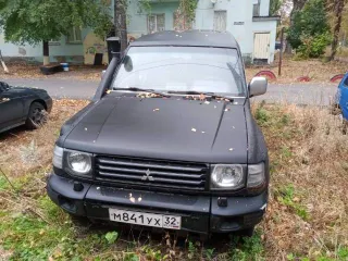 Mitsubishi Pajero 1998 года, 145 л.с., полный привод, АКПП. Цвет зеленый. VIN: JMY0RV430WJ002037, ПТС: 46РА927252, госномер М841УХ32. Производитель Япония. Модель двигателя 6G72, бензиновый, объем 2972 куб. см, мощность 147 л.с. Разрешенная максимальная масса 2405 кг, масса без нагрузки 1795 кг.