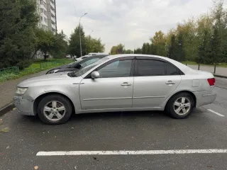 Hyundai Sonata 2009 года, VIN: KMHEU41MP9A709015. Автомобиль в нормальном состоянии, на ходу, имеется вмятина на заднем правом крыле.