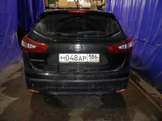 Nissan Qashqai 2014 года, черный цвет, VIN: SJNFBAJ11U1101322, ПТС: 78 УУ 207869, госномер: М048АР186, бензиновый двигатель 2.0 л (144 л. с.), объем 1997 см³, максимальная масса 1890 кг, масса без нагрузки 1447 кг. Совместно нажитое имущество.