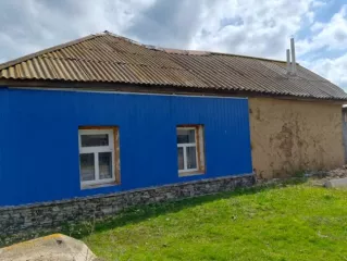 1/4 доля в праве на жилой дом и расположенный под ним земельный участок. Земельный участок, площадь 646 кв.м., адрес: Россия, Саратовская обл., Питерский р-н, с. Питерка, ул. им. К. Маркса, д. 26, кадастровый номер: 64:26:080744:3. Жилой дом, площадь 67 кв.м., назначение: жилое, количество этажей…