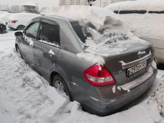 Nissan Tiida, 2013 легковой автомобиль седан, г/н X297CP124, VIN 3N1BCAC11UK582846, номер кузова 3N1BCAC11UK582846, номер двигателя 359516C, цвет серый. Рабочее состояние не проверялось, видимых повреждений не имеет. Обременения: залог, запреты судебного пристава исполнителя на регистрационные…