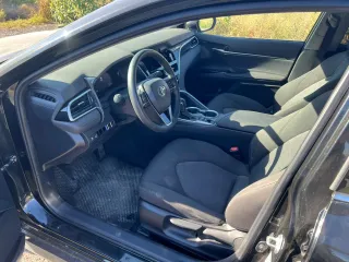 Toyota Camry 2023. VIN-номер LVGBC74K9PG647242, имущество в залоге ПАО "Совкомбанк". Транспортное средство на ходу, в рабочем состоянии. Отсутствует передний бампер. Отсутствуют щетки стеклоочистителя (дворники). Ознакомление с имуществом производится по адресу: Волгоградская область, г. Волгоград…