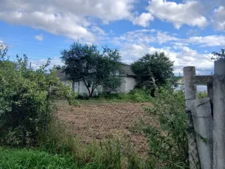 Земельный участок 807 кв.м и дом 67.2 кв.м Брянская область, Почепский район, г.Почеп, ул.Нагорная, д.1. Кадастровый номер участка: 32:20:0380157:26, категория земель: земли населенных пунктов, разрешенное использование: для индивидуальной жилой застройки. Кадастровый номер дома: 32:20:0380157:57.