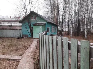 Здание 237,5 кв.м и земельный участок 3293 кв.м в Вологодской области. Бывший дом детского творчества, нежилое. Кадастровый номер здания: 35:17:0505001:361. Адрес: Вологодская область, Кичменгско-Городецкий муниципальный район, с. Кичменгский Городок, ул. Дошкольная, д. б/н, площадь 237,5 кв.м…