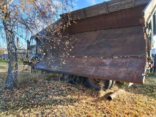 КАМАЗ 541120 1997 года выпуска. VIN: XТС54112012094540. Мощность двигателя: 210 л.с. (154,4 кВт). Переоборудован из седельного тягача, установлен самосвальный кузов с двухсторонним опрокидыванием.