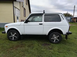 Автомобиль LADA 212140 4x4 2016 года выпуска, VIN: XTA212140H2267402. Цвет кузова: ярко-белый. Объем двигателя: 1690 см³, мощность: 61 кВт (82.9 л.с.), экологический класс 5. Тип: легковой комби (хэтчбек). Техническое состояние: автомобиль в пригодном состоянии, требуется плановая диагностика для…