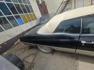 Автомобиль марки Cadillac Coupe Deville, 1970 г.в., VIN FO289501, цвет черный, тип кузова: 2-х дверный седан-coupe. Цена 2 422 330 руб., задаток 363 350 руб., шаг аукциона 24 224 руб. Вид транспорта: легковой.