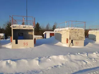 База ГСМ, кадастровый номер: 86:07:0000000:889, площадь застройки 822 кв.м., адрес: ХМАО-Югра, Октябрьский р-н, пгт Андра, мкр-н Спортивный, строен.9а. Сооружение состоит из территории хранения нефтепродуктов, включающей емкости 2000л (2шт.), 400л (1шт.), 200л (1шт.), сторожку (1шт.), а также АЗС…