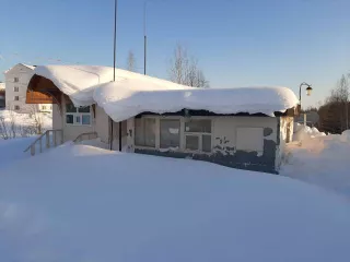 База ГСМ, кадастровый номер: 86:07:0000000:889, площадь застройки 822 кв.м., адрес: ХМАО-Югра, Октябрьский р-н, пгт Андра, мкр-н Спортивный, строен.9а. Сооружение состоит из территории хранения нефтепродуктов, включающей емкости 2000л (2шт.), 400л (1шт.), 200л (1шт.), сторожку (1шт.), а также АЗС…