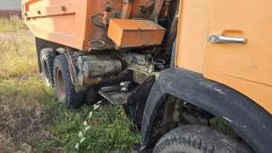 Автосамосвал Камаз 55111, г.в. 2001, грн Е492ВУ 75RUS. Состояние крайнее "условно пригодное", близкое к "удовлетворительному". Требует проведения обслуживания и ремонта отдельных систем и агрегатов. Внешний вид удовлетворительный. Грузовой самосвал (разукомплектован - рама, металлолом) Камаз 5511…