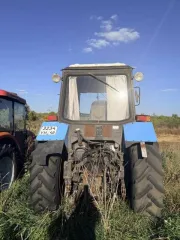 Беларус-1221 В Трактор 2002 года, синий регистрационный номер 3234 УН48, требуется ремонт.