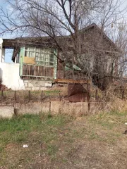 Жилое здание, площадь: 40,4 кв.м., кадастровый номер: 30:04:010106:10593 и земельный участок, площадь: 399 кв.м., категория земель: Земли населенных пунктов, разрешенное использование: Для ведения личного подсобного хозяйства, кадастровый номер: 30:04:010103:175, Адрес (местоположение): обл…