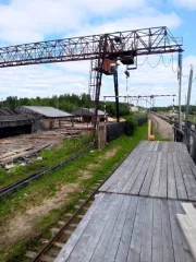 Производственный комплекс, включая недвижимое и движимое имущество: линия сортировки бревен на 7 карманов 2000 года выпуска; окорочный станок с подающим транспортером Cambio 66 1994 года выпуска. Рельсы одиночного пути протяженностью 335 м, кадастровый номер 11:09:0401001:258. Заточный станок для…