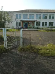 Нежилое здание 1813.4 кв.м, земельный участок 10801 кв.м. Несущие стены: железобетонные; перекрытия: железобетонные плиты; кровля: шифер по деревянным стропилам; полы: деревянные окрашенные масляной краской; проемы: оконные – двойные деревянные, дверные - деревянные филенчатые; отделочные работы…