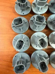 Годные остатки изделий: крышка-заглушка для фары автомобиля из резины черного цвета 80 штук, патрон для лампочки 41 штука, заглушки из резины черного цвета 122 штуки, элемент крепления из пластмассы белого цвета 40 штук, патрон для лампочки из пластмассы серого цвета 40 штук, элемент крепления из…