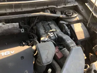 Автомобиль Peugeot 4007 2010 года, VIN Z8TVUSFZFAM940298. После ДТП имеются повреждения передних фар (лопнут внешний пластик, внутри отражатели рассыпались). Передний бампер, решётка радиатора повреждены. По кузову имеются места коррозии, по дну автомобиля присутствуют сквозные ржавчины. Работает…