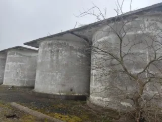 Комплекс строений и сооружений с земельным участком, Республика Крым, 41240 кв.м Группа инвентарных объектов с расположенным под ними земельным участком по адресу: Республика Крым, Черноморский район, Медведевский с/с, комплекс строений и сооружений № 1, а именно: земельный участок пл. 41 240 +/-…